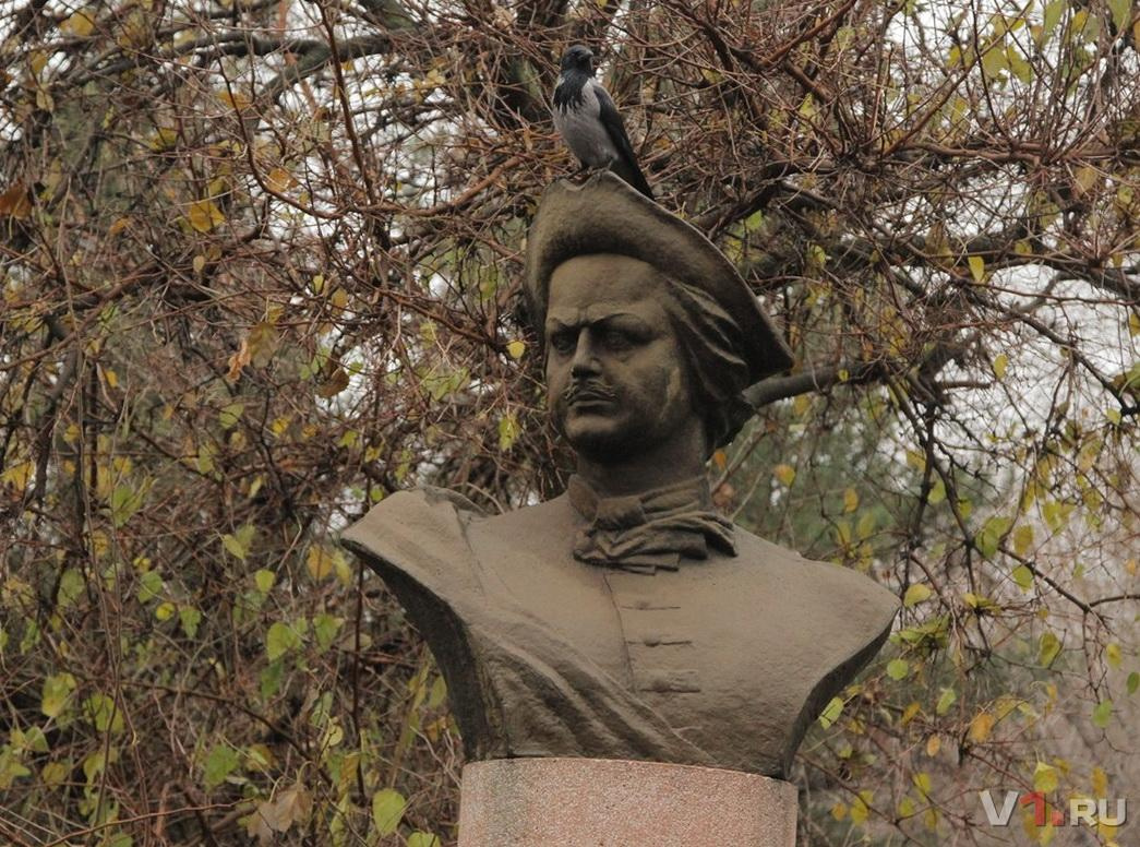 Петра волгоград. Памятник Петру 1 в Волгограде. Бюст Петра 1 Волгоград. Петр первый памятник в Волгограде. Памятник Петру первому в Волгограде.