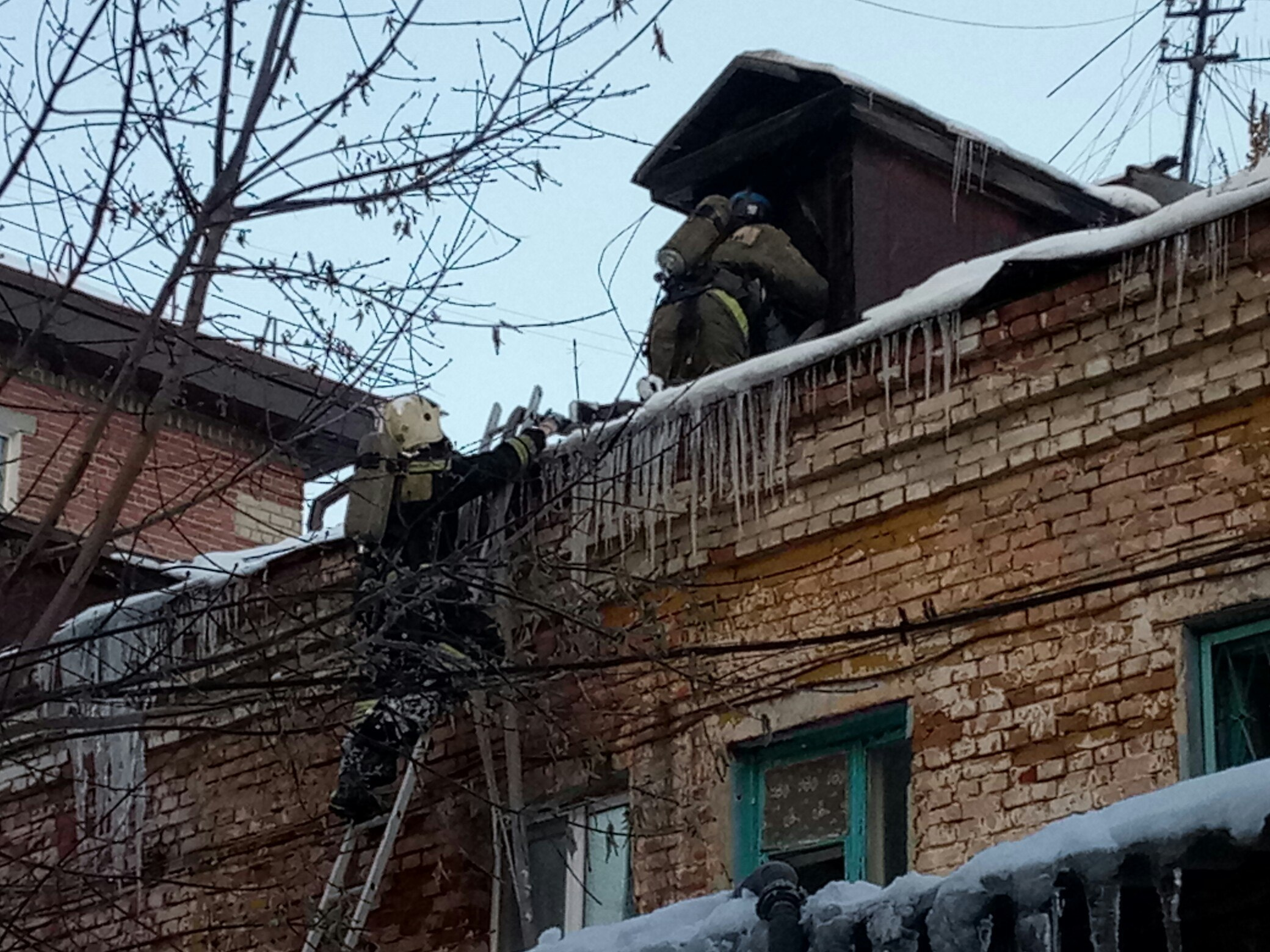 Полностью потушить пожар спасателям удалось в 17:10 Полностью потушить пожар спасателям удалось в 17:10