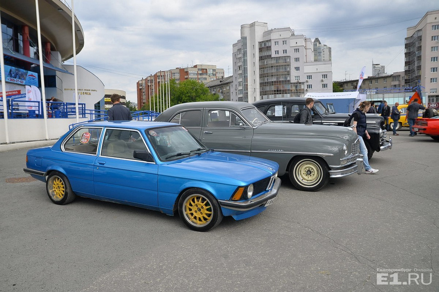 На фоне старого советского автомобиля BMW выглядит игрушечной.