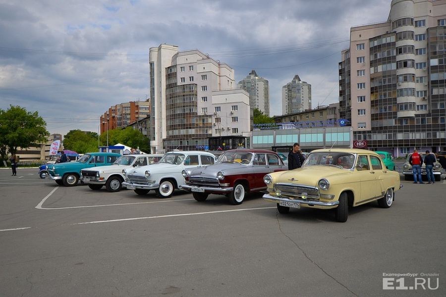 Больше всего на выставке было "Волг".
Больше всего на выставке было "Волг".