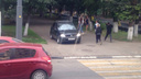 Автобеспередел в центре Ярославля: машины едут прямо по тротуару
