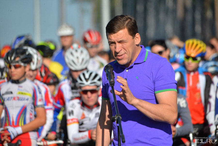 Евгений Куйвашев после праздничной речи сел за руль велосипеда.