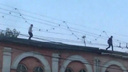 В Ярославле подростки устроили забег по крышам в центре города: видео