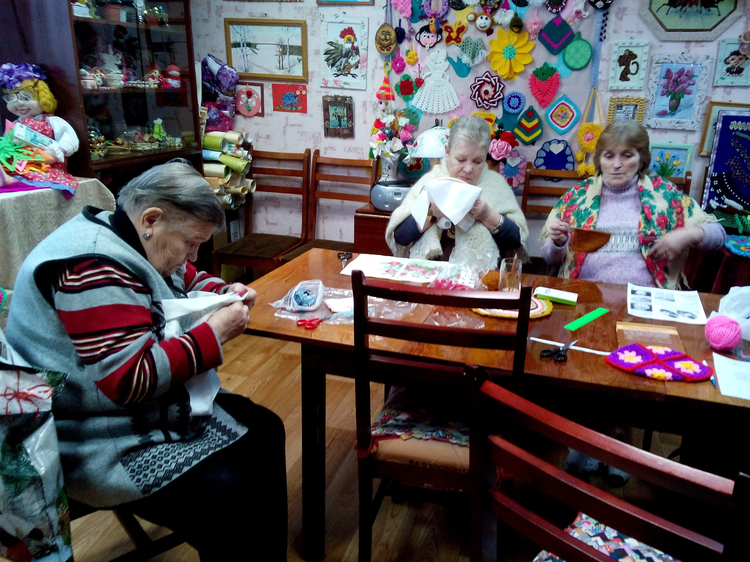 Заниматься с бабушками будем некому, сотрудники будут уходить в два часа Заниматься с бабушками будем некому, сотрудники будут уходить в два часа