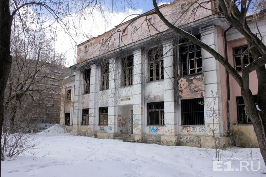 Заброшенное здание стоит на улице Советской.