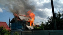 Из-под крыши вырывались языки пламени: в Тольятти выгорел дачный дом