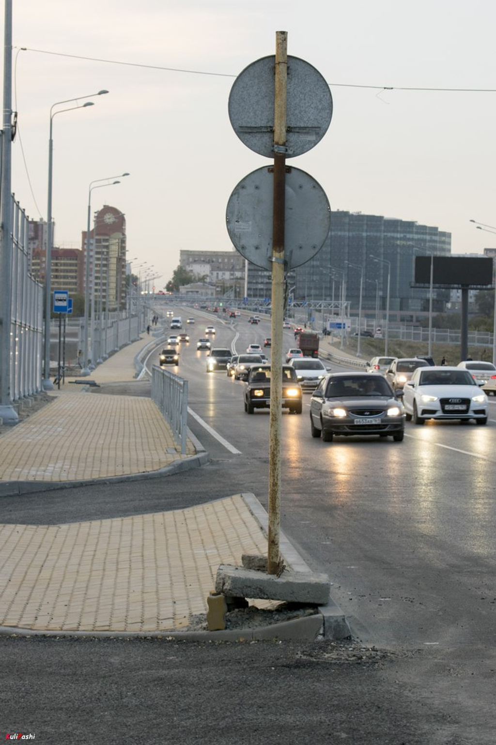 Ветер в ростове. Знак 17 на Ворошиловском мосту. Ветер мост. Мост с сильным ветром. Ворошиловский мост в Ростове-на-Дону.