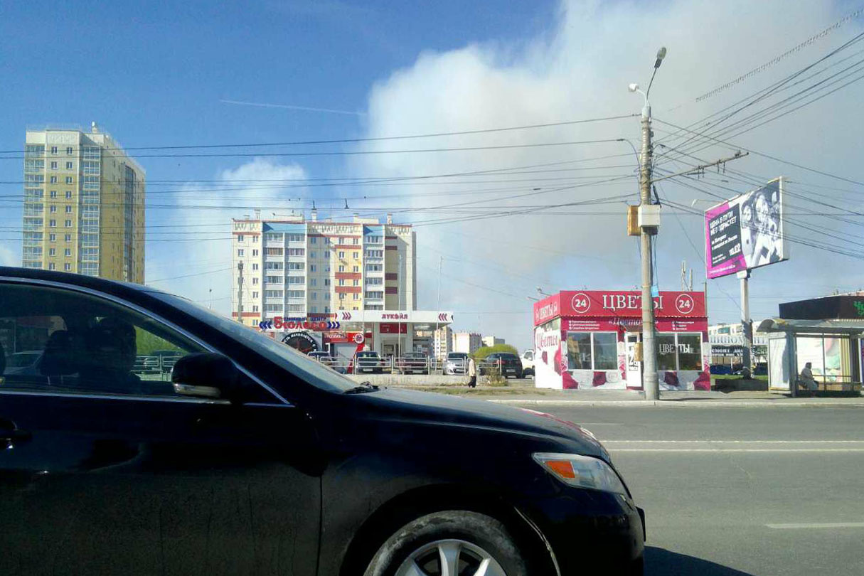 Дым виден в разных районах города Дым виден в разных районах города