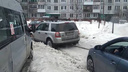 Машины выламывают бамперы, выезжая из дворов Архангельска
