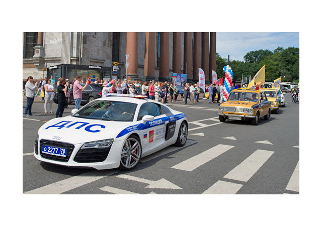 Ауди дпс. Audi r8 полиция. Полицейская машина Ауди р8. Ауди р8 полиция Питер. Ауди р 8 ДПС В Питере.