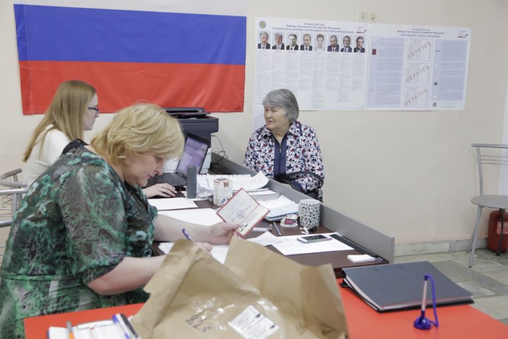 Первый избиратель на участке в ГКБ № 1 — пациентка глазного отделения Первый избиратель на участке в ГКБ № 1 — пациентка глазного отделения