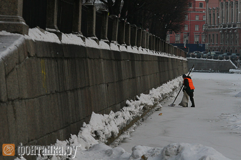 Вслед за улицами от мусора начали убирать и лёд городски рек.