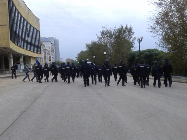 Полицейские уходят с соборной площади