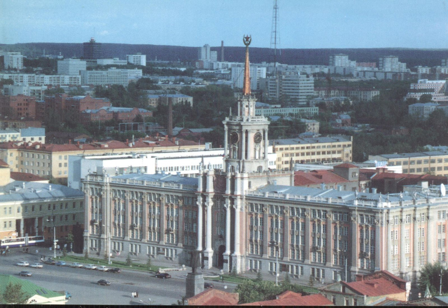 А это площадь и мэрия в 1990-е.
А это площадь и мэрия в 1990-е.
