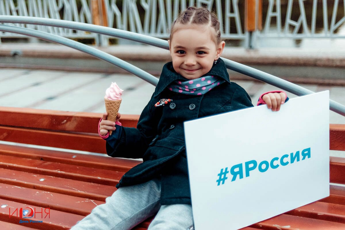 С лаконичной табличкой охотно фотографируются дети С лаконичной табличкой охотно фотографируются дети