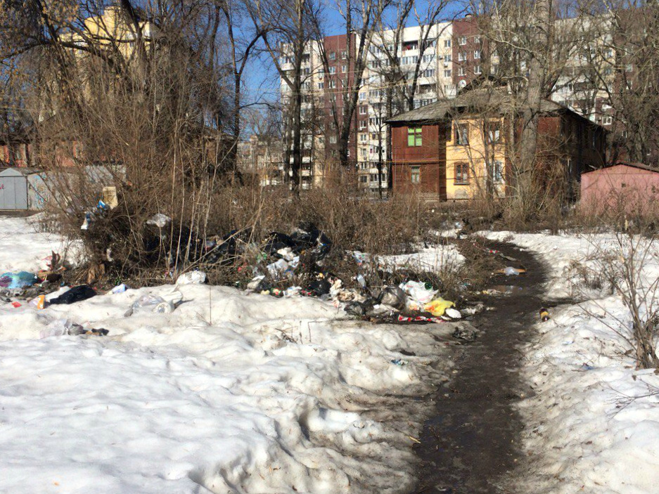 Детям приходятся играть на свалке мусора Детям приходятся играть на свалке мусора