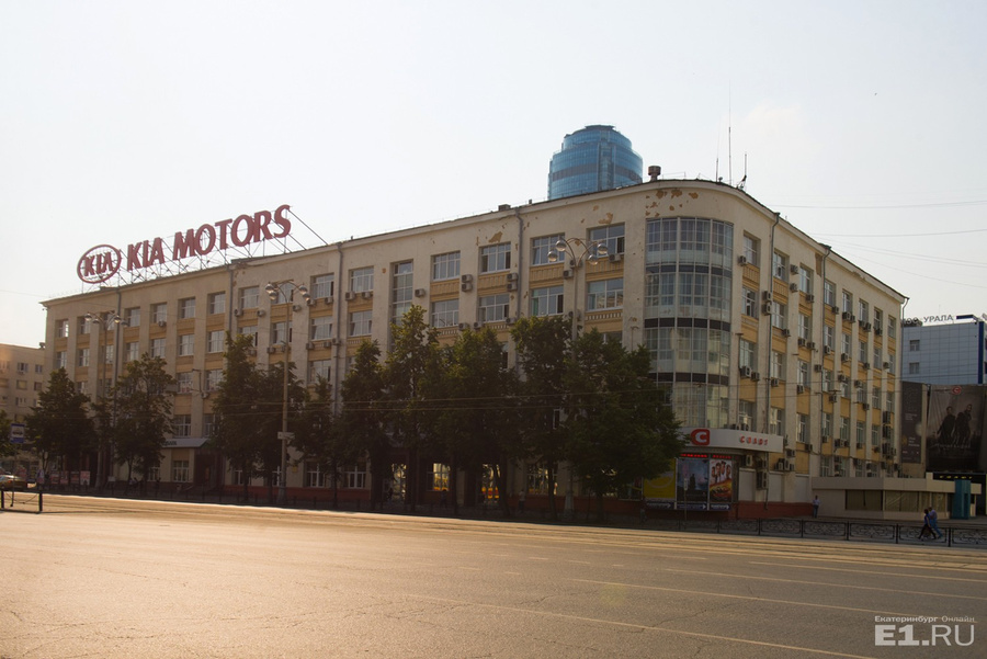Здание на Главном проспекте, где находился книжный магазин, было перестроено в 1930-е годы до неузнаваемости. Сейчас там располагается Свердловэнерго.