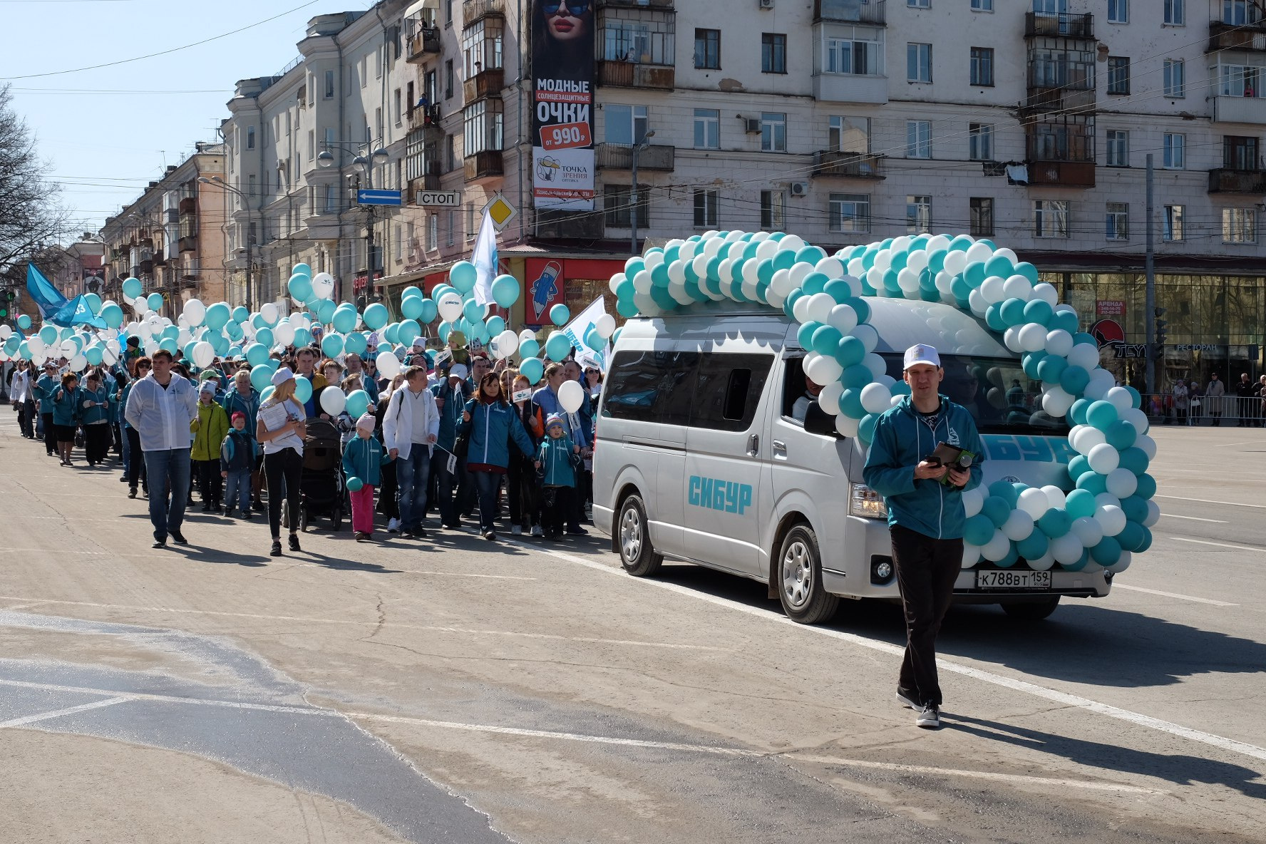 На площадь вышла колонна "Сибура" На площадь вышла колонна "Сибура"