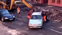 В Самаре дорожные рабочие эвакуировали машину с помощью экскаватора