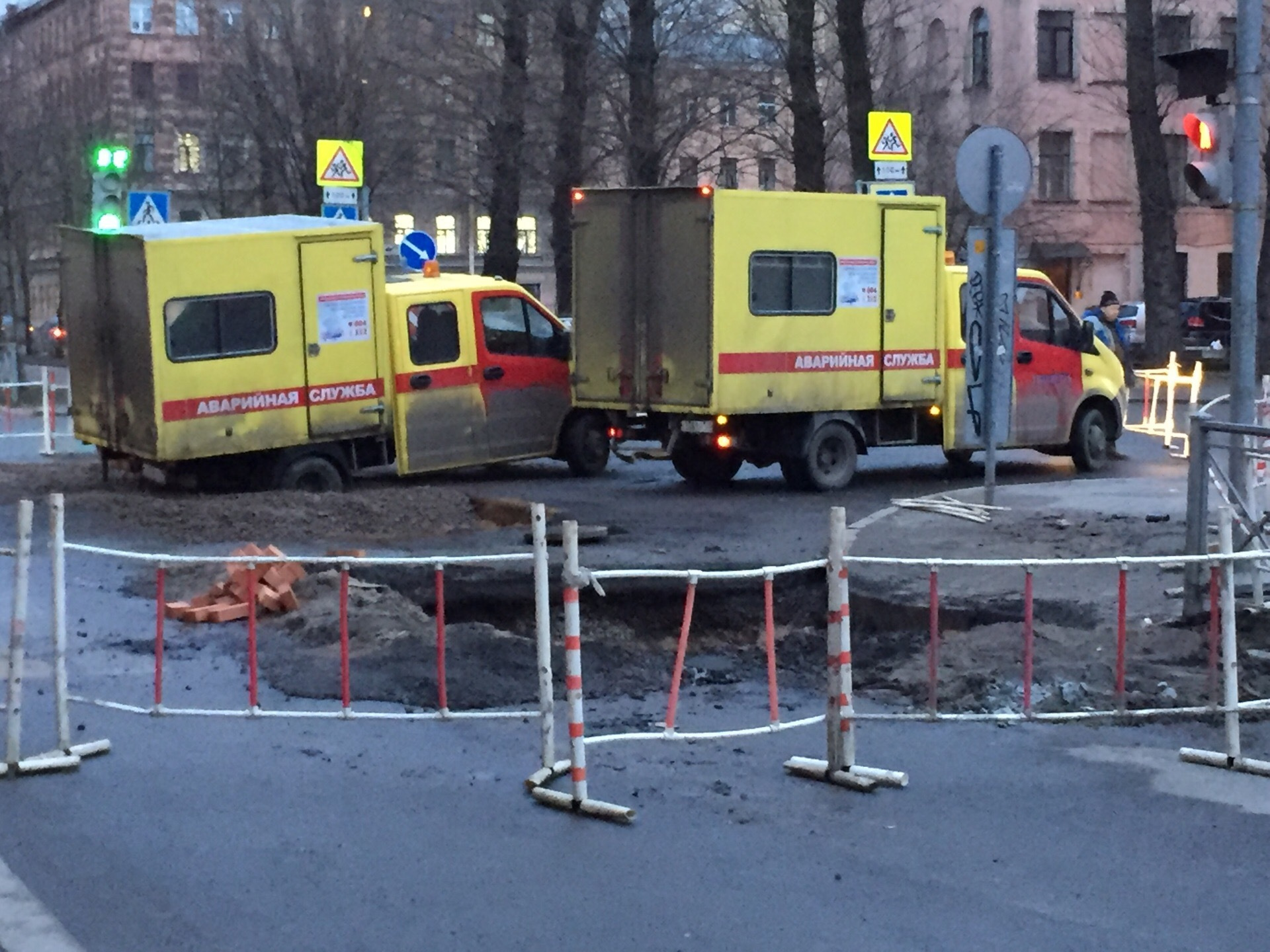 Теплоэнергетики на Бронницкой сами себя прикопали. В перерытый асфальт  свалилась машина аварийной службы - 14 февраля 2020 - ФОНТАНКА.ру