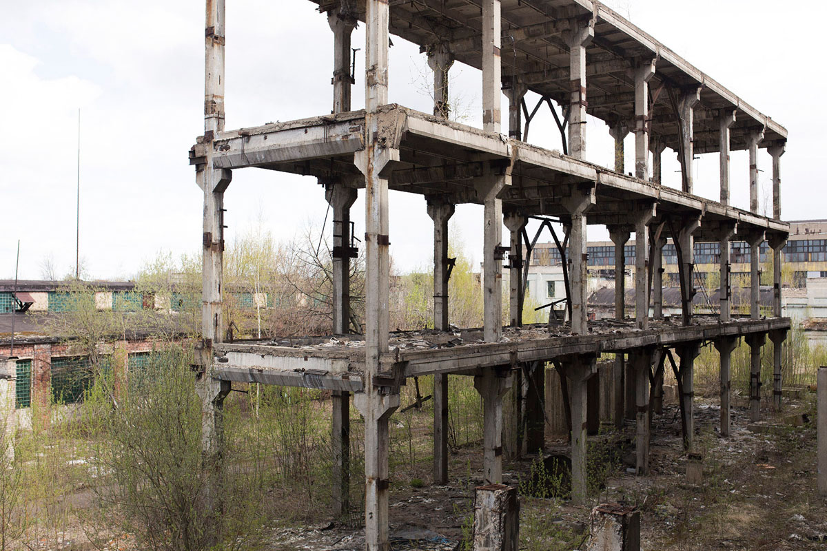 Кончается завод. Казармы завода красный перекоп ярославль. Колизей ярославль заброшка. Кончается завод. Кончается завод.