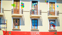 Художники завершили роспись фасада дома со «счастливыми ростовчанами»