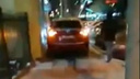 Наглый водитель в центре Ярославля поехал по тротуару вместо дороги