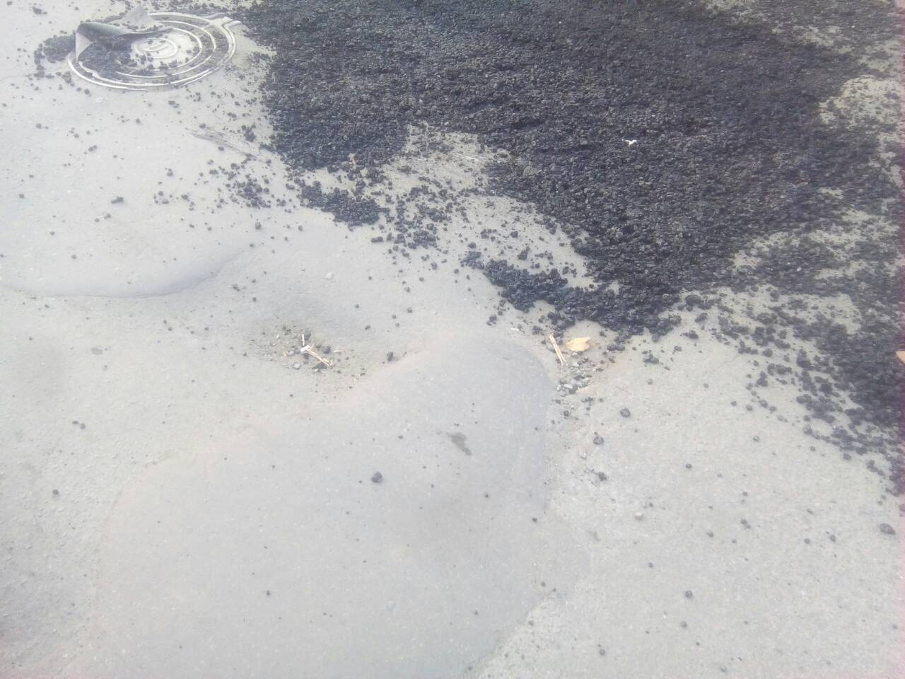 Под отсыпку попали не все ямы Под отсыпку попали не все ямы