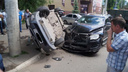 В Сызрани Volkswagen не уступил дорогу «Ладе»: российская легковушка перевернулась на правый бок
