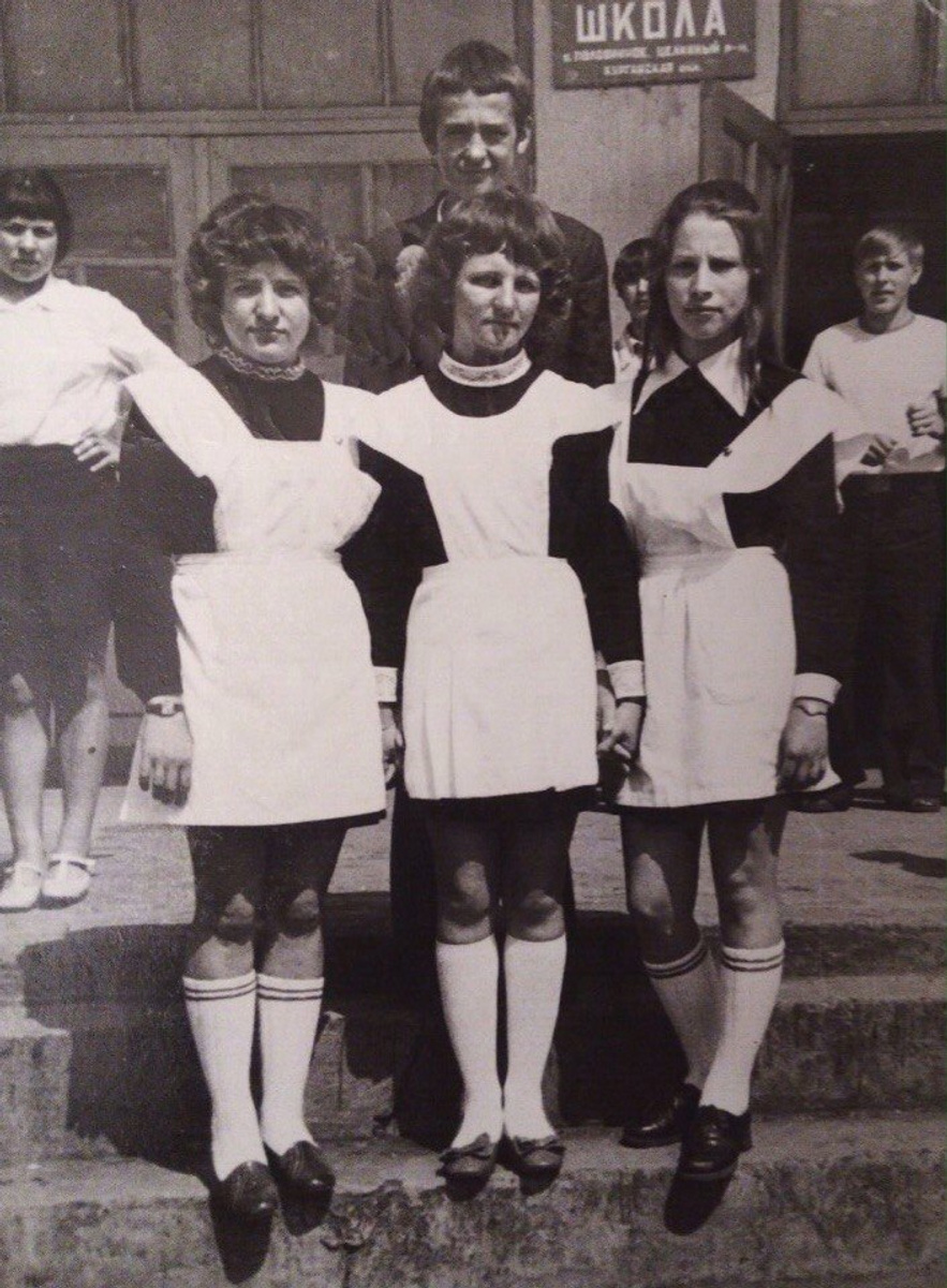 Надежда Пустовских (крайняя справа) с одноклассниками, 1978 год.  После школы выучилась на продавца и работала в книжном магазине