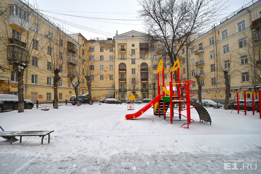 На Эльмаше сохранились уютные советские дворики, правда, машины и современные детские площадки выдают, какое сейчас время