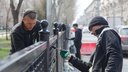 Заключенные закрашивают ржавую ограду проспекта Ленина в центре Волгограда