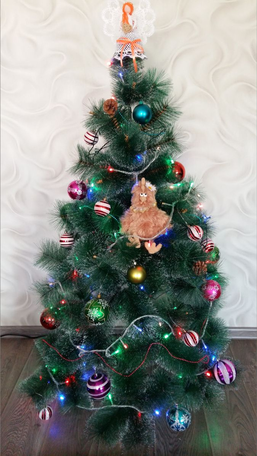 Бучнева Мария сама сделала верхушку и курицу-игрушку для праздничного дерева.