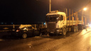 В Архангельске грузовик «Скания» с прицепом разбил иномарку