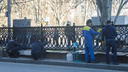 Рабочие начали красить ржавую чугунную решетку в центре Волгограда