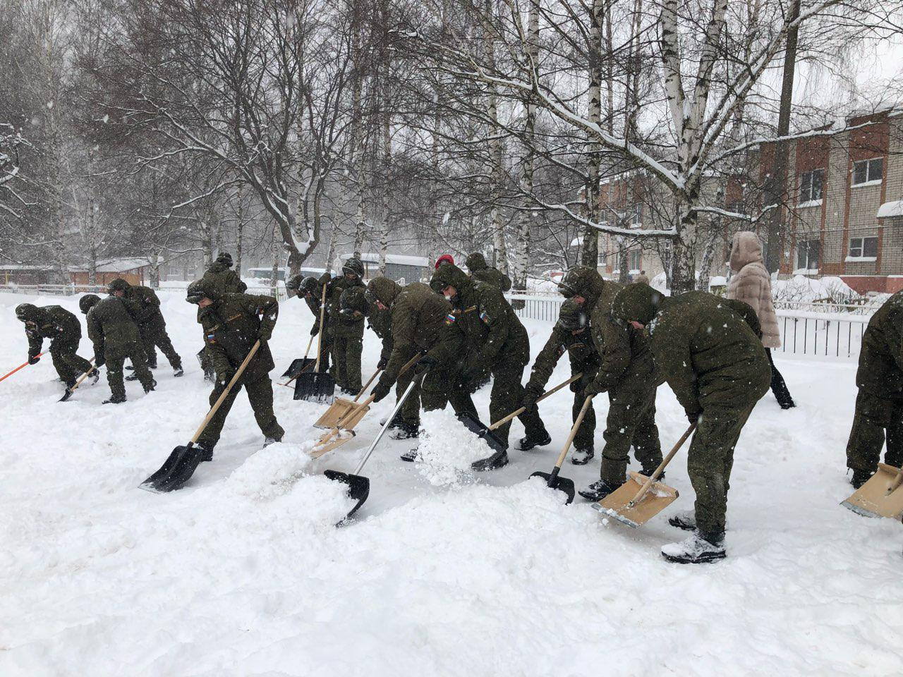 Армейский зим. Солдаты убирают снег. Уборка территории в армии. Солдаты зимой на снегу. Снег в армии.