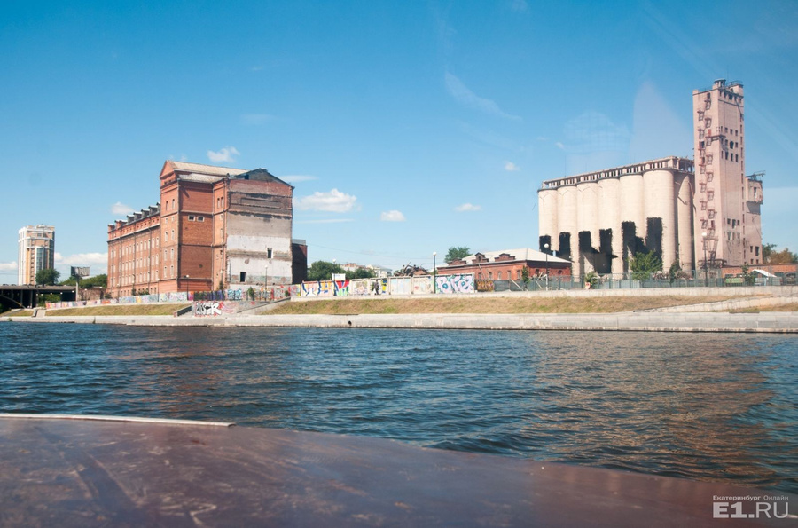 Макаровская мельница была частью Екатеринбургского мукомольного завода (на фото рядом ещё есть элеватор – это 2014 год).