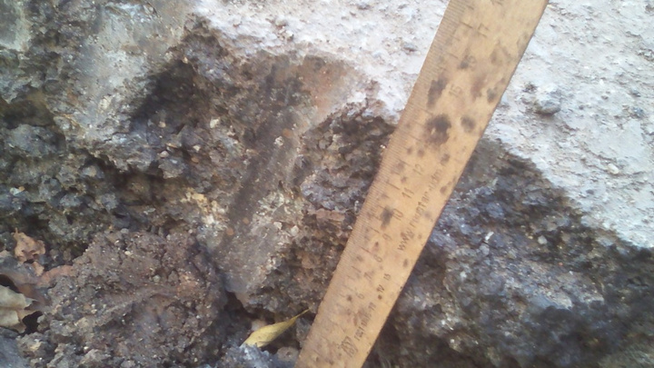 «Эта яма за день унесла жизни 11 бамперов»: челябинцы пожаловались на ремонт дороги