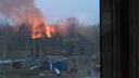 Столб огня высотой с многоэтажку: в Ярославле полыхает расселённый дом
