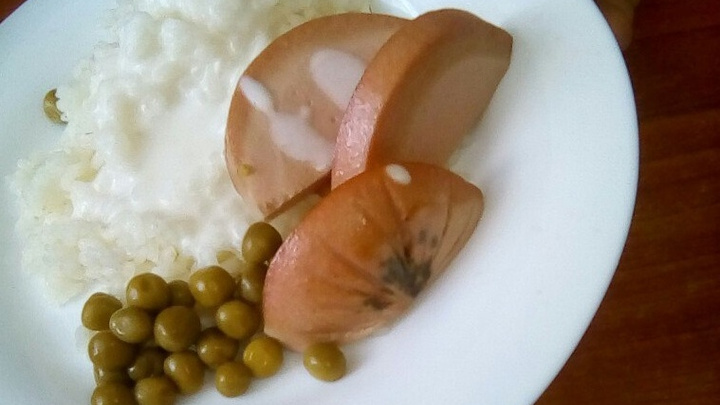 В нижнетавдинской школе разгорается скандал из-за странной колбасы, которой накормили детей