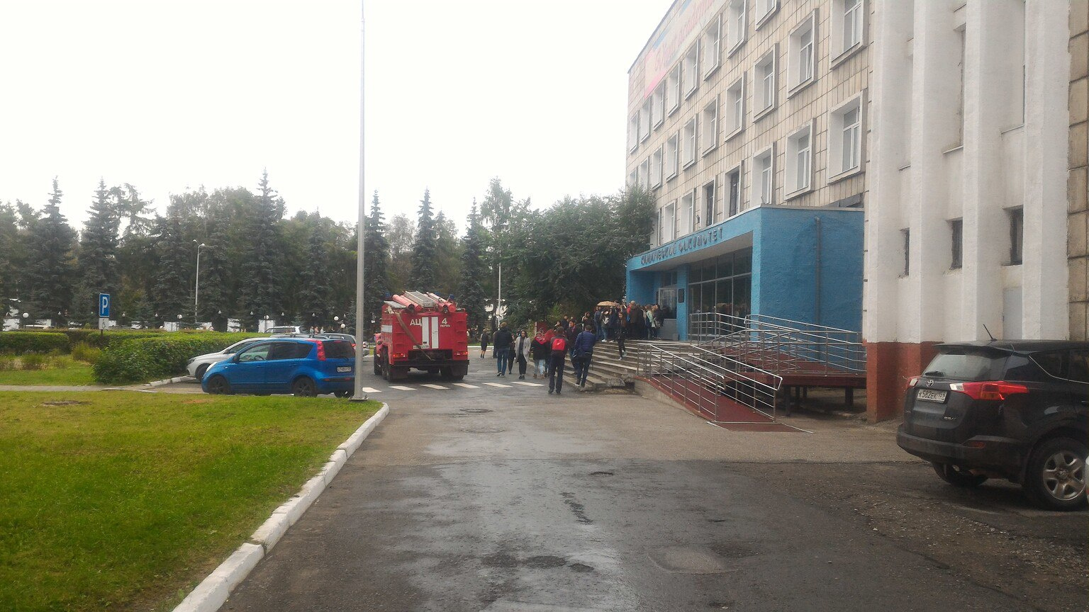 К университету также приехали пожарные и сотрудники полиции