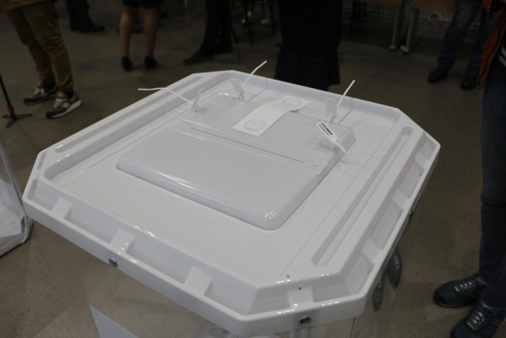 Урны опечатаны, лист голосования туда можно бросить только через маленькое отверстие в крышке