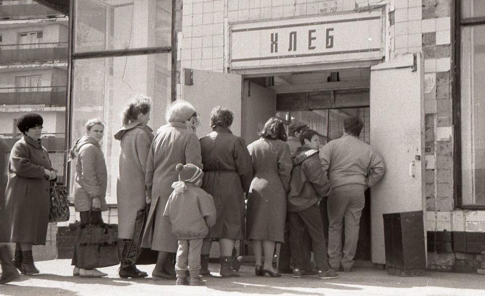 Очередь в хлебный. 1989 год. Сейчас тут — «Монетка». И всё те же опасные ступеньки, как 40 лет назад Очередь в хлебный. 1989 год. Сейчас тут — «Монетка». И всё те же опасные ступеньки, как 40 лет назад