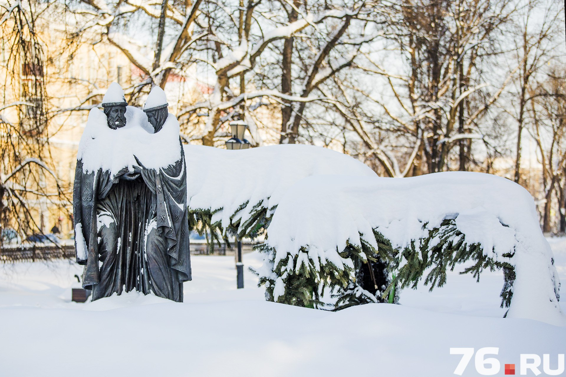 Петр и Феврония: с палантином можно устроить романтичную фотосессию в снежном городе