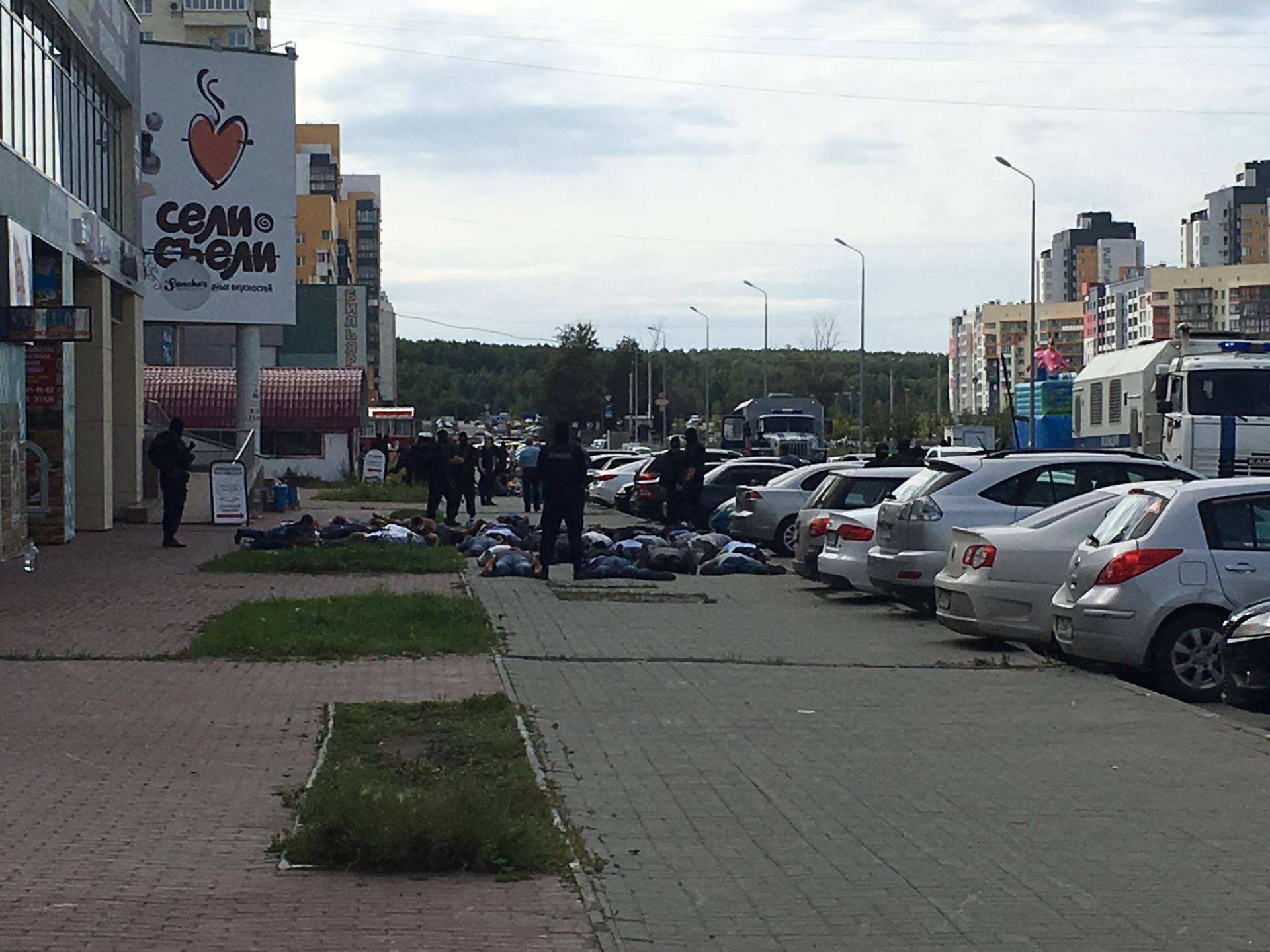 Задержанным не дают поднять головы
