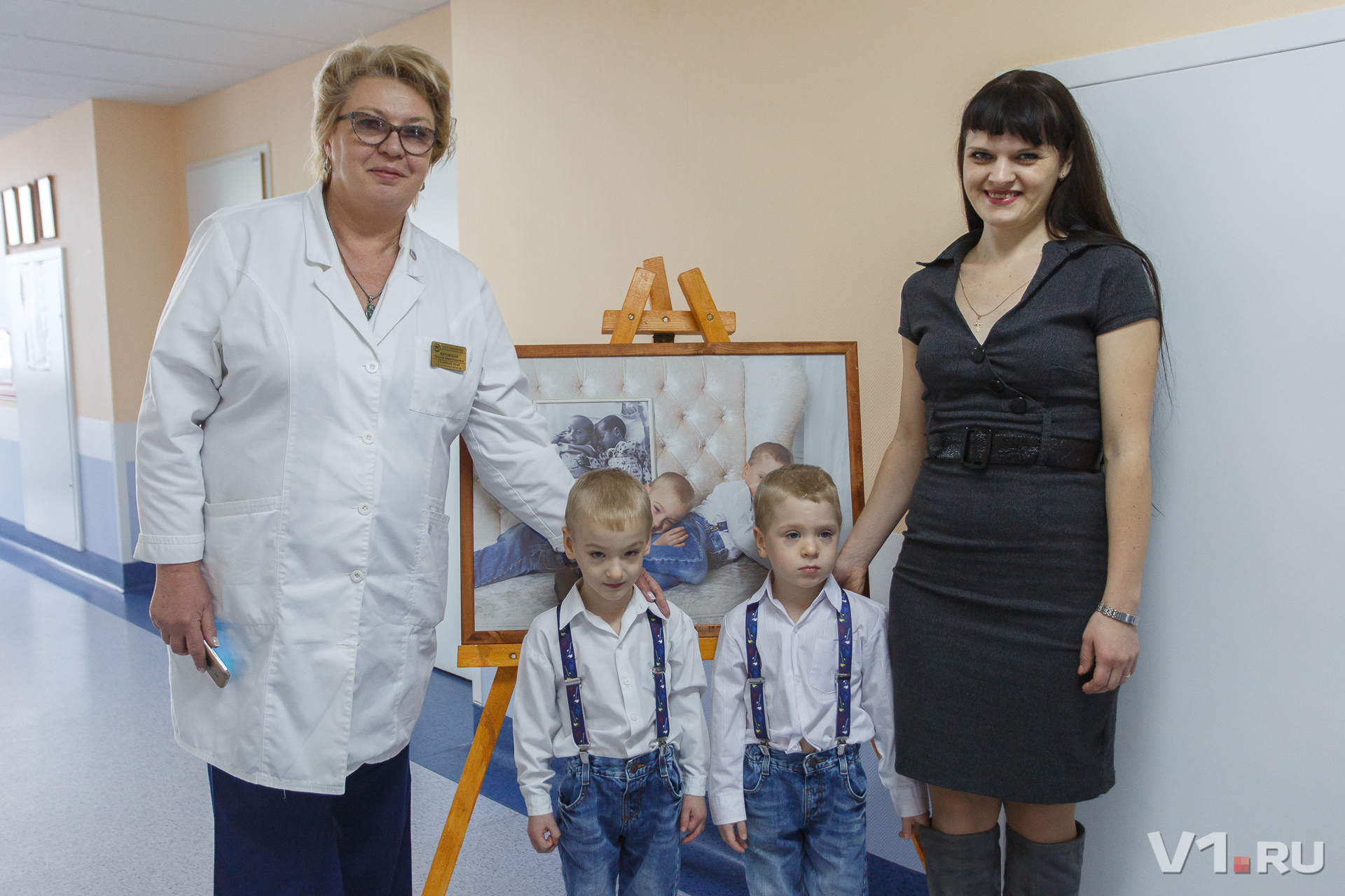 Главный врач волгоградского областного перинатального центра №2 Татьяна Веровская со своими подопечными