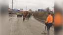 «Это местные нанотехнологии»: ростовчанин снял на видео дорожников, укладывающих асфальт прямо в грязь