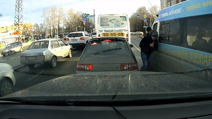 Дорожный конфликт: водитель маршрутки ударил тюменского борца за соблюдение ПДД Сергея Волошина