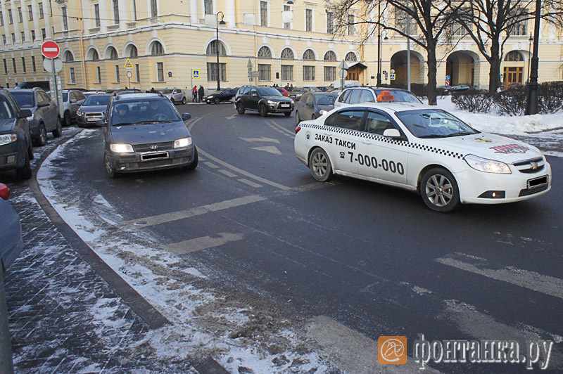 На центральных улицах города снег убран почти везде.