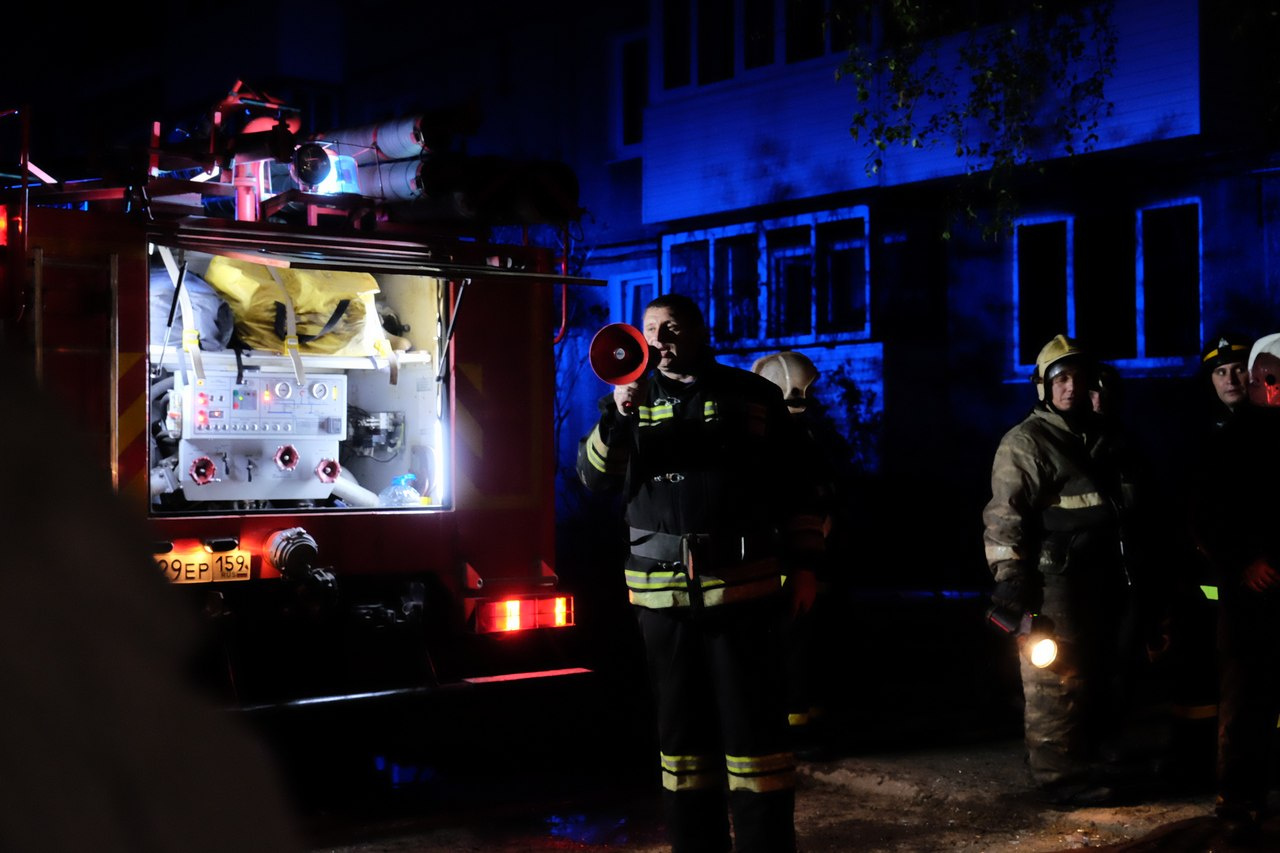 Пожарные пытаются не допустить обрушения нагревшихся конструкций дома